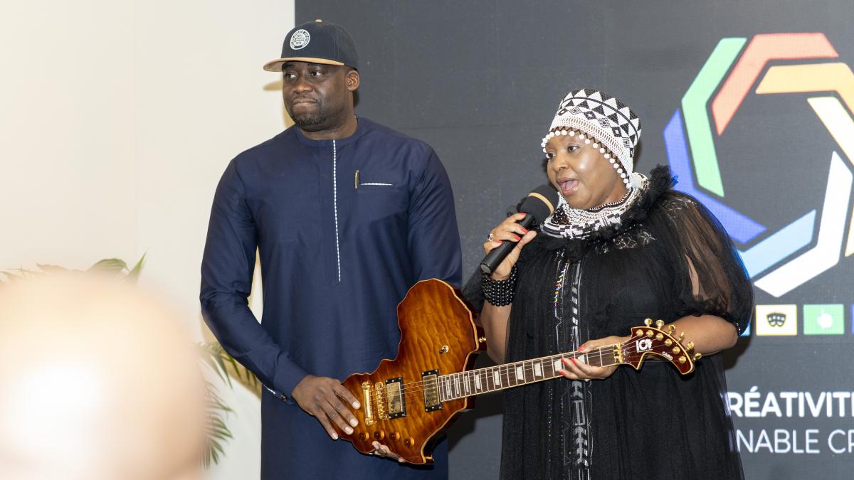 Yvonne Chaka Chaka, Vice-Présidente de la CISAC, s'adressant aux récipients du Copyright Friendly Label.