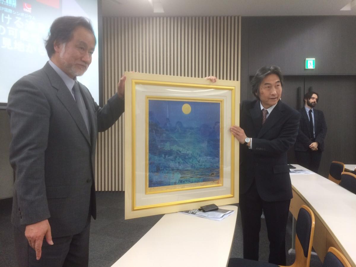 20160307 FUKUOJI_presents_picture_to_Waseda_Dean 20160307 FUKUOJI_presents_picture_to_Waseda_Dean